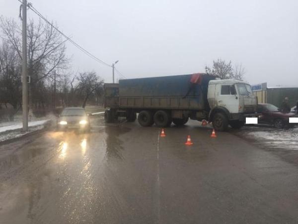 В Буденновске в столкновении грузовика и легковушки пострадала 6-летняя девочка